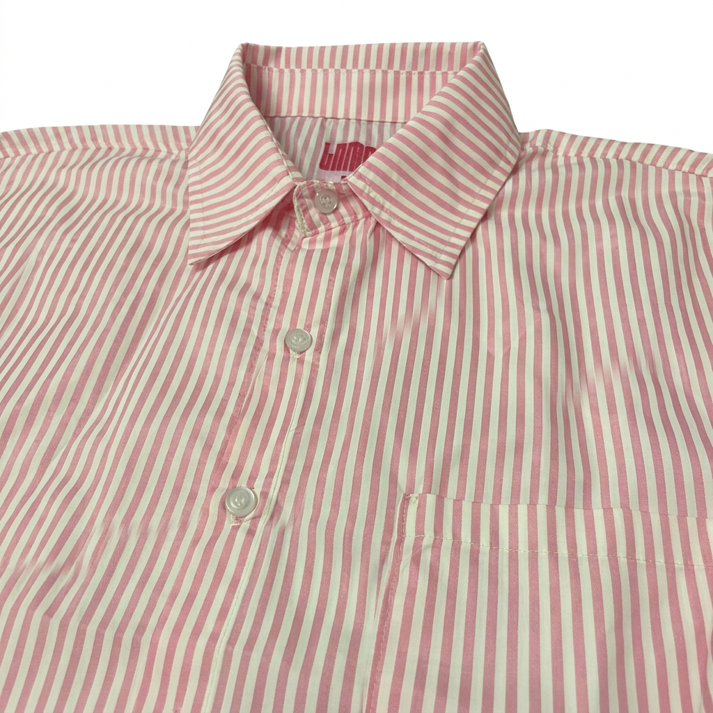 Dettaglio colletto della camicia rosa su sfondo bianco