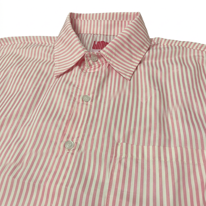 Dettaglio colletto della camicia rosa su sfondo bianco