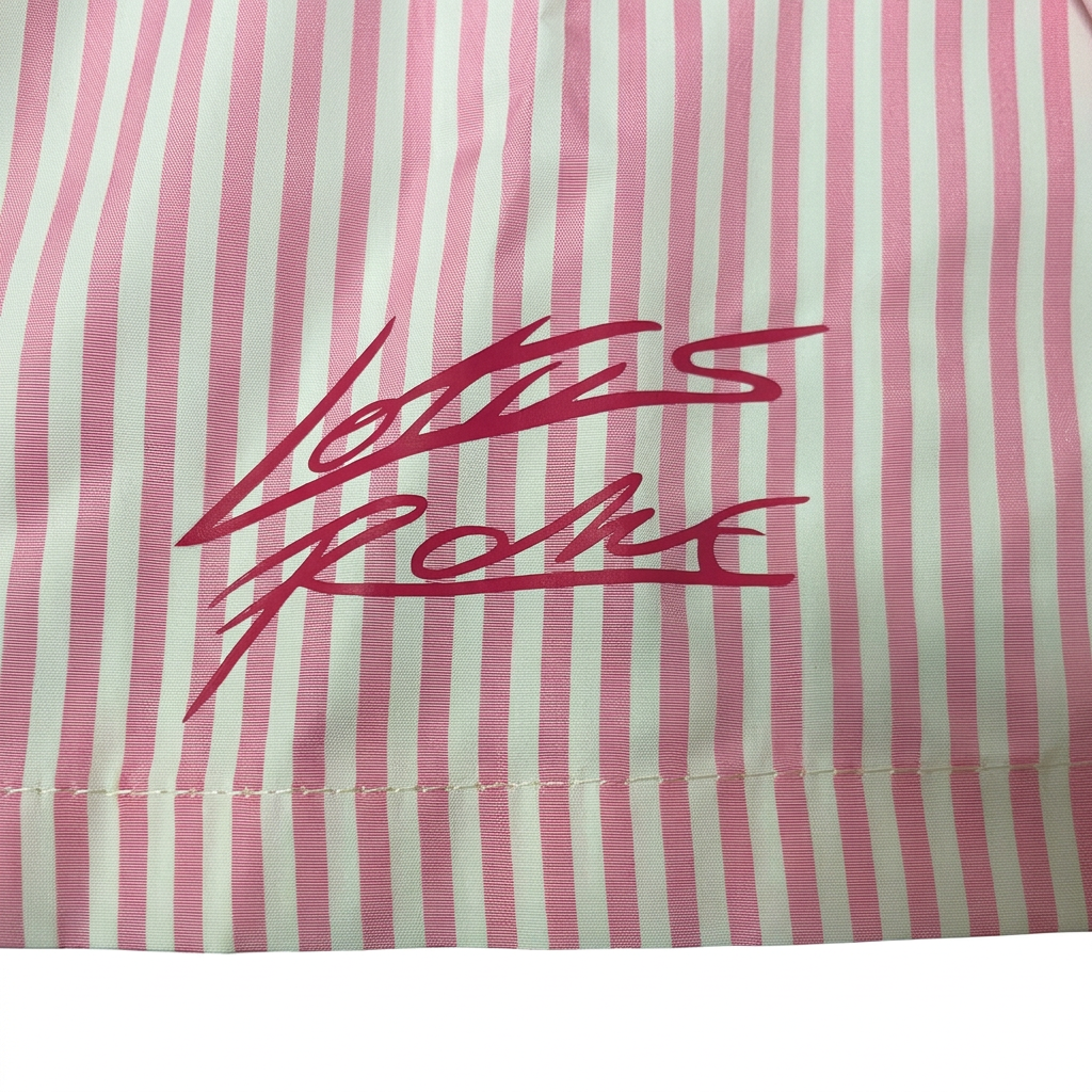 Dettaglio logo della camicia rosa su sfondo bianco