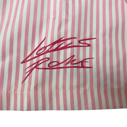 Dettaglio logo della camicia rosa su sfondo bianco